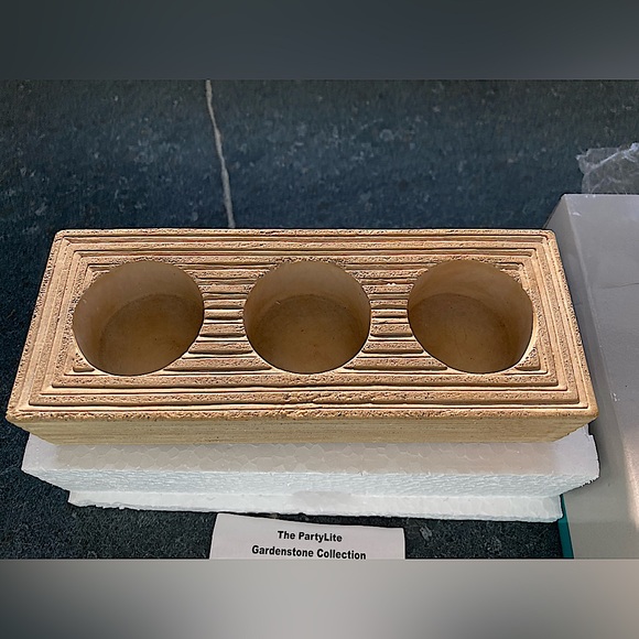 2/$15 - PartyLite - Gardenstone tealight holder
P7245 - holds 3 tealights - Picture 2 of 8